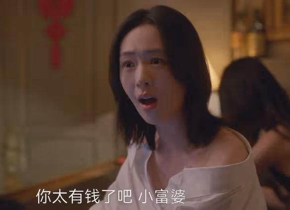這一次,被勒出贅肉的童瑤,把她的「中年尷尬」展現得淋漓盡致