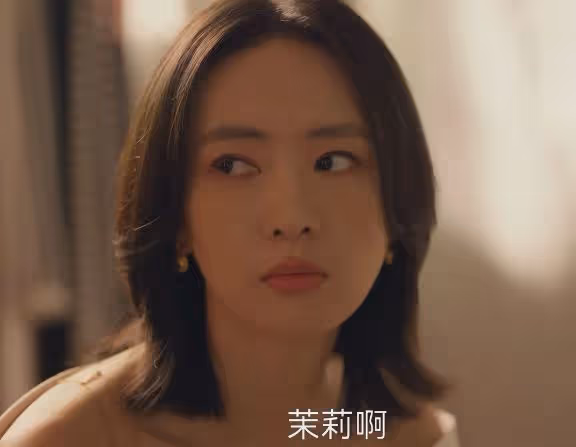 這一次,被勒出贅肉的童瑤,把她的「中年尷尬」展現得淋漓盡致
