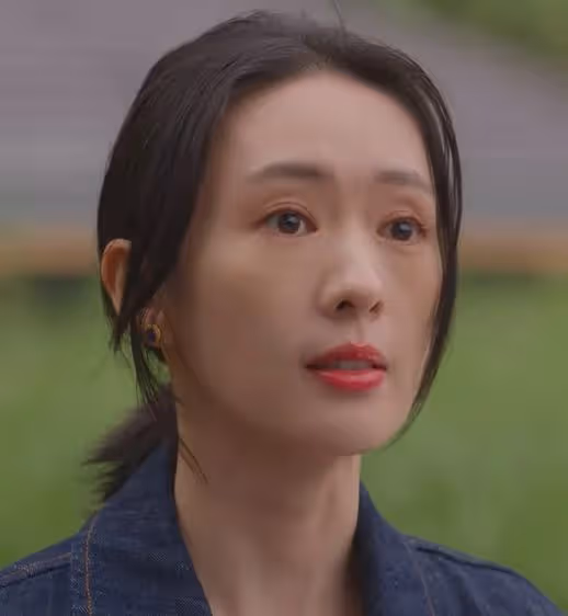 這一次,被勒出贅肉的童瑤,把她的「中年尷尬」展現得淋漓盡致