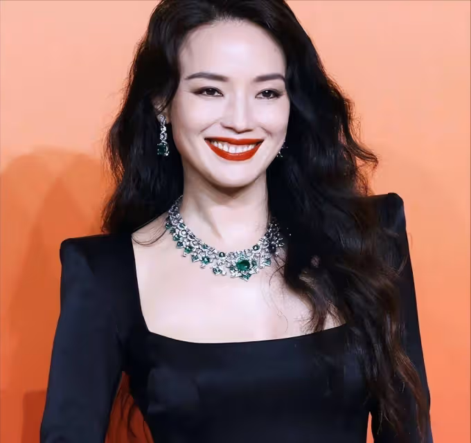 47歲的舒淇「毀容式」照片曝光，滿頭白髮面容蒼老，已經放飛自我