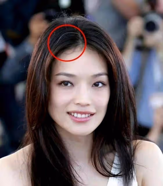 47歲的舒淇「毀容式」照片曝光，滿頭白髮面容蒼老，已經放飛自我