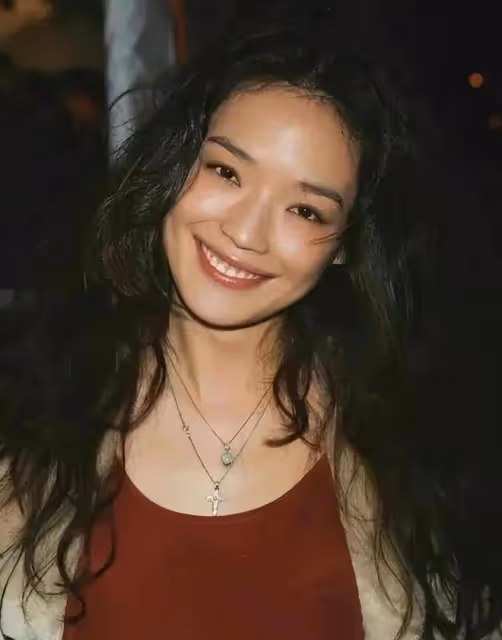 47歲的舒淇「毀容式」照片曝光，滿頭白髮面容蒼老，已經放飛自我