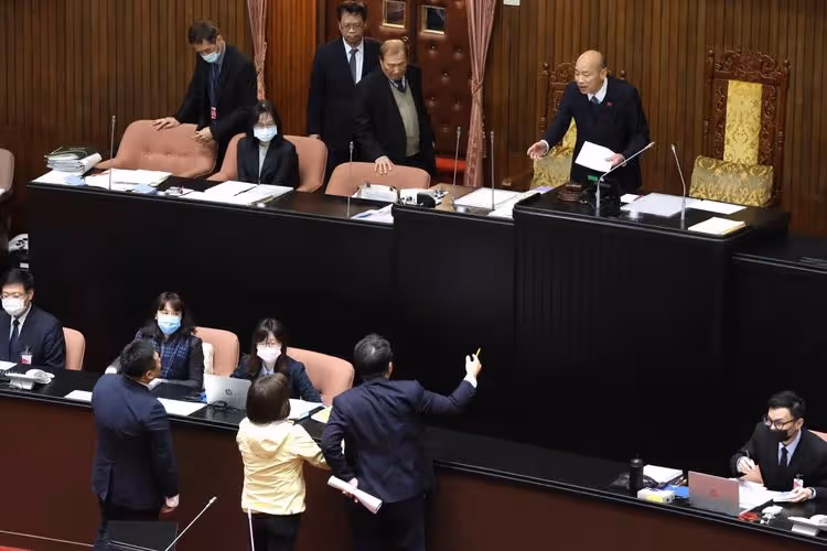 韓國瑜見外賓害質詢沒收？韓辦駁斥陳亭妃　嗆「昨天無議事外安排」