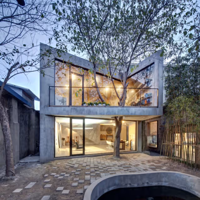 堅持不砍樹!廢棄倉庫「改建成禪意茶屋」在陽台挖大洞 獨特設計「環抱巨大樹木」玻璃窗也轉彎