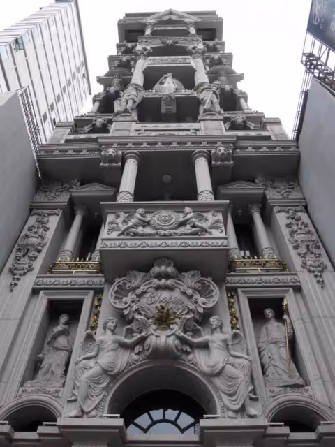 怪到登外媒！桃園驚見「高挑巴洛克式建築」座落大廈旁　知情人曝「這家背景很硬」屋主說話了