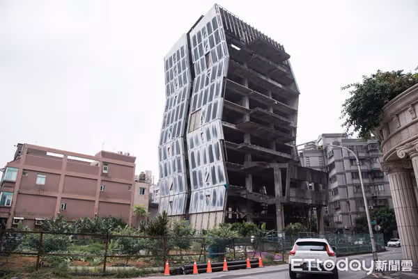 怪到登外媒!桃園驚見「高挑巴洛克式建築」座落大廈旁 知情人曝「這家背景很硬」屋主說話了