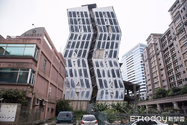 怪到登外媒!桃園驚見「高挑巴洛克式建築」座落大廈旁 知情人曝「這家背景很硬」屋主說話了