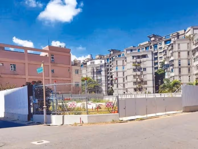 怪到登外媒!桃園驚見「高挑巴洛克式建築」座落大廈旁 知情人曝「這家背景很硬」屋主說話了