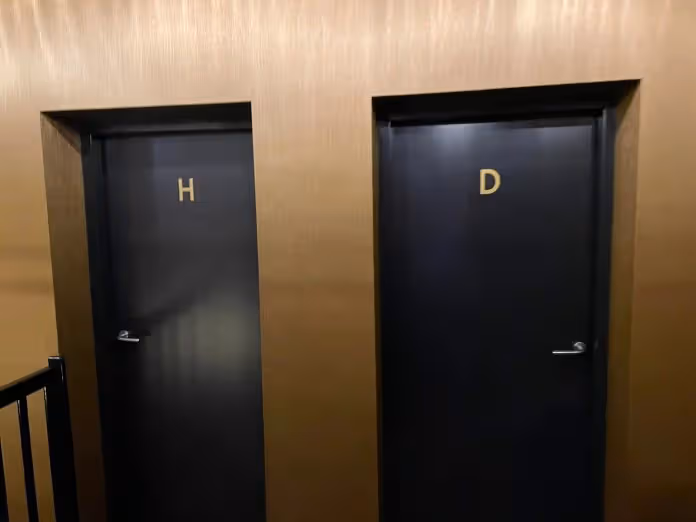 尿急大崩潰!他衝廁所「門口只標示H、D」愣住:該去哪一間 尷尬問店員「是男人進這間」答案曝光