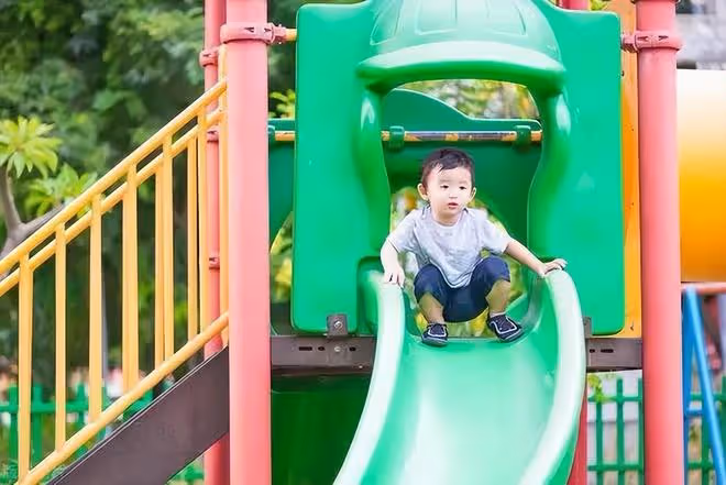 「老東西，你打擾我看電視了」兒子指著奶奶罵，母親反手一耳光