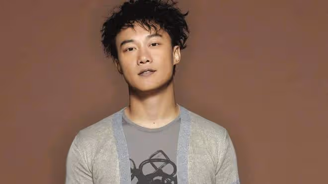 陳奕迅演唱會驚現「頭撞太空艙」，額頭起包，忍痛耍寶成熱議焦點