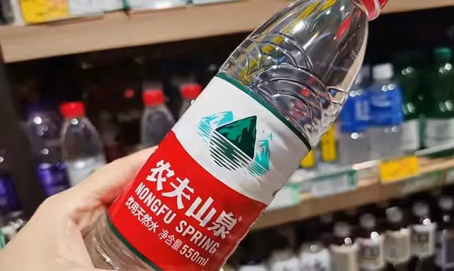 笑麻了,大潤發力挺農夫山泉後續:1天都頂不住,最終選擇娃哈哈