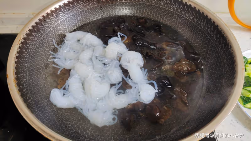 木耳和它天生一對!吃出一份「滑腸好菜」,營養高纖維又飽腹,清涼爽口不怕胖