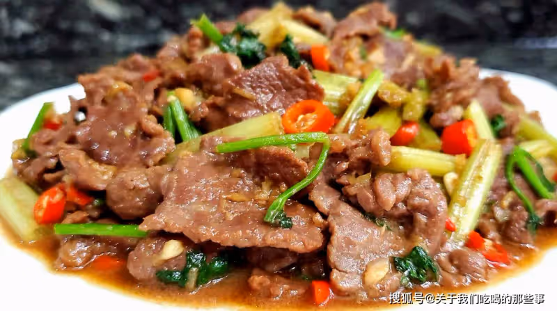 飯店的炒牛肉為啥好吃?大廚教你3個技巧,牛肉滑嫩入味,超下飯