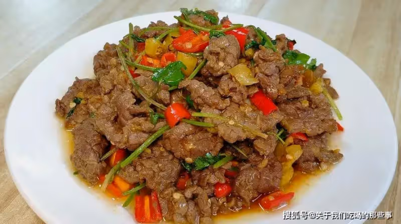 飯店的炒牛肉為啥好吃?大廚教你3個技巧,牛肉滑嫩入味,超下飯