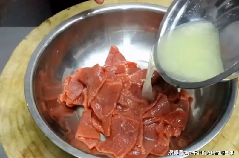 飯店的炒牛肉為啥好吃?大廚教你3個技巧,牛肉滑嫩入味,超下飯