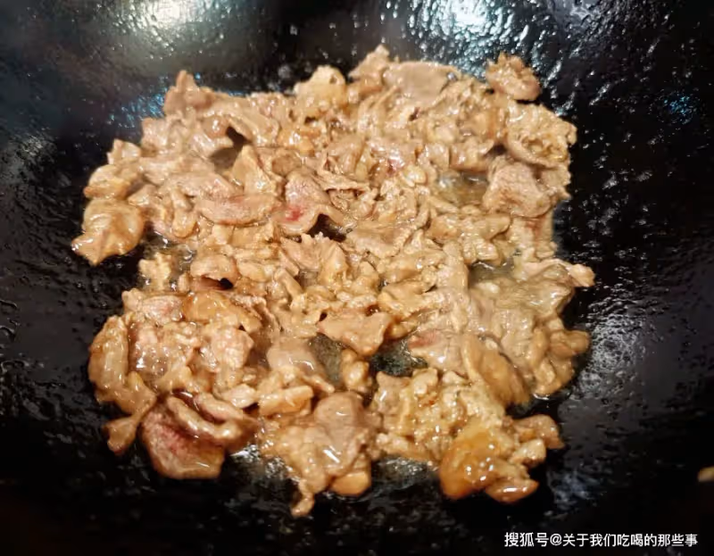 飯店的炒牛肉為啥好吃?大廚教你3個技巧,牛肉滑嫩入味,超下飯