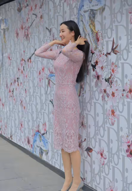 過膝裙搭配高跟鞋,氣質美女都愛這樣穿,優雅大方又顯品味