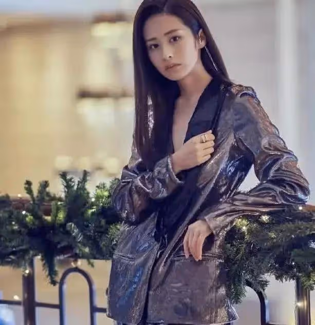 穎兒真空穿亮面西服,瘦美身材與大膽選擇相得益彰,展現女性魅力