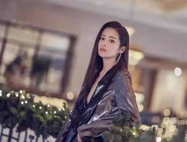 穎兒真空穿亮面西服,瘦美身材與大膽選擇相得益彰,展現女性魅力