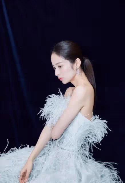 穎兒真空穿亮面西服,瘦美身材與大膽選擇相得益彰,展現女性魅力