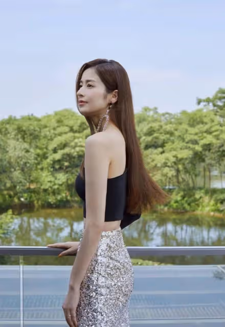 穎兒真空穿亮面西服,瘦美身材與大膽選擇相得益彰,展現女性魅力