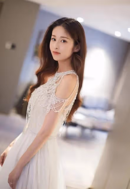 穎兒真空穿亮面西服,瘦美身材與大膽選擇相得益彰,展現女性魅力