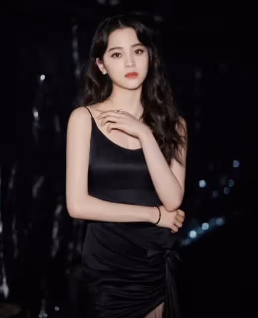 23歲歐陽娜娜美出新高度,穿黑色紗裙美麗迷人,一雙大長腿吸睛