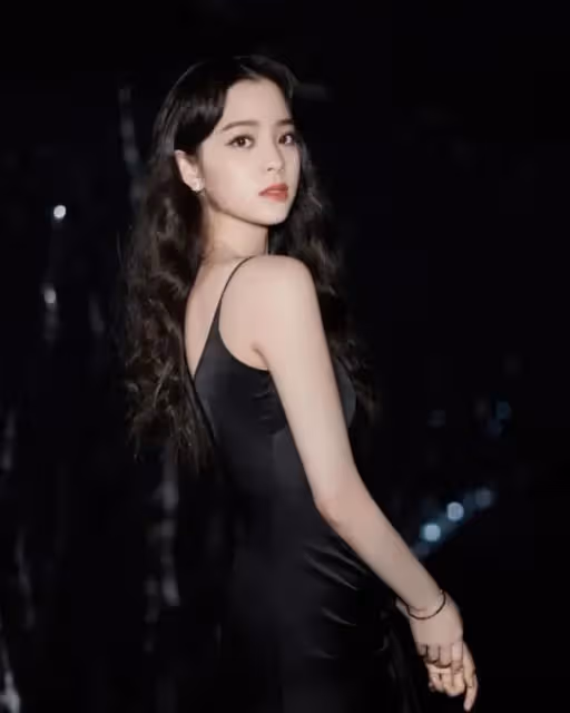 23歲歐陽娜娜美出新高度,穿黑色紗裙美麗迷人,一雙大長腿吸睛
