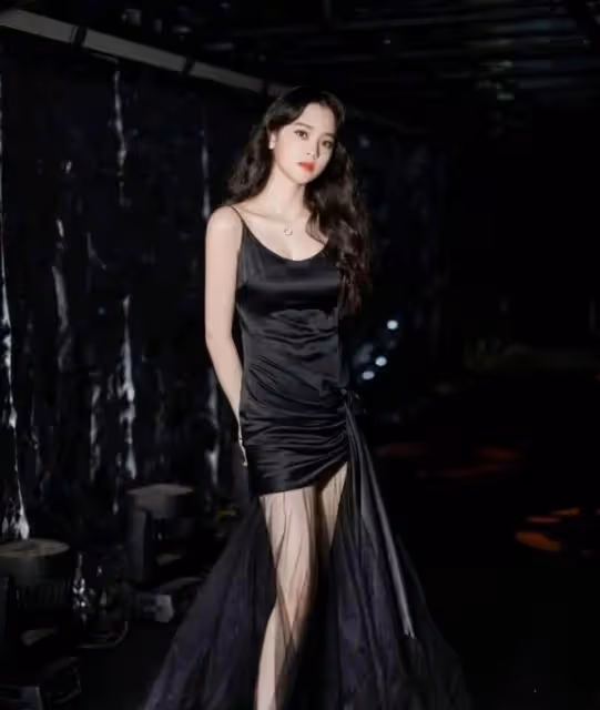 23歲歐陽娜娜美出新高度,穿黑色紗裙美麗迷人,一雙大長腿吸睛