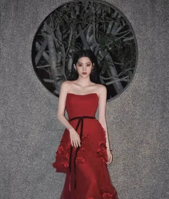 23歲歐陽娜娜美出新高度,穿黑色紗裙美麗迷人,一雙大長腿吸睛