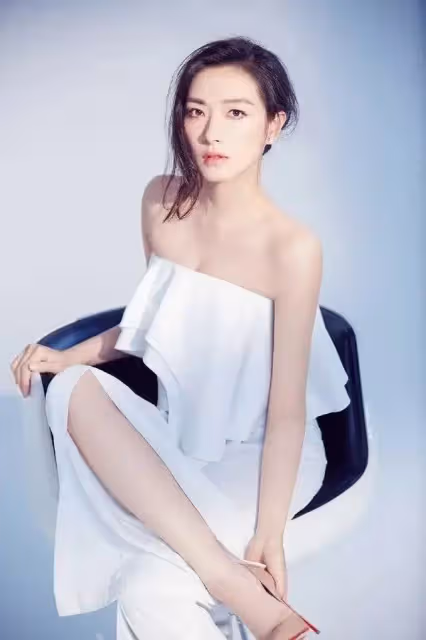 宋佳真大膽，穿「透明蕾絲衫」秀身材，上下神比例和超模般的氣場