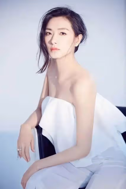 宋佳真大膽，穿「透明蕾絲衫」秀身材，上下神比例和超模般的氣場