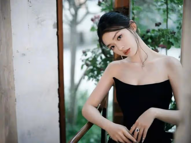 林允曬美照，一襲黑色抹胸長裙展現完美身姿，皮膚白得透亮發光