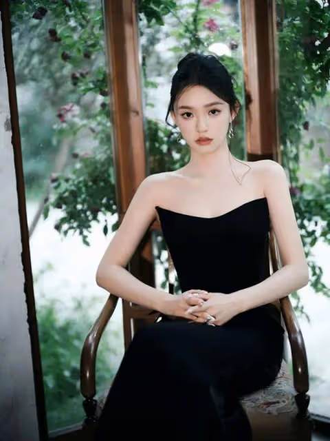 林允曬美照，一襲黑色抹胸長裙展現完美身姿，皮膚白得透亮發光