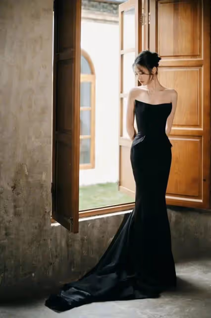 林允曬美照，一襲黑色抹胸長裙展現完美身姿，皮膚白得透亮發光