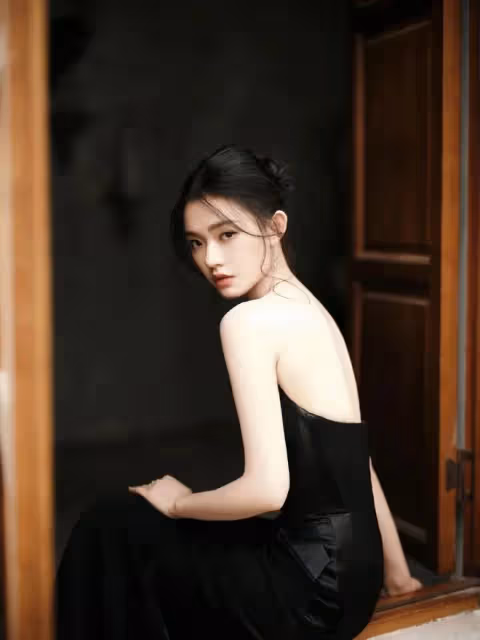 林允曬美照，一襲黑色抹胸長裙展現完美身姿，皮膚白得透亮發光