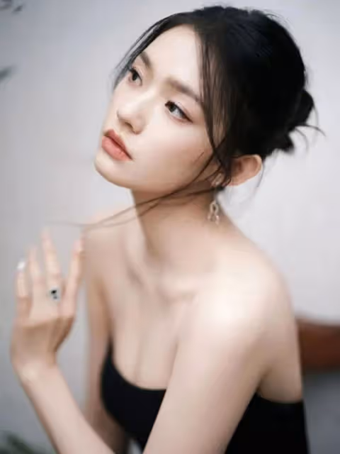 林允曬美照,一襲黑色抹胸長裙展現完美身姿,皮膚白得透亮發光