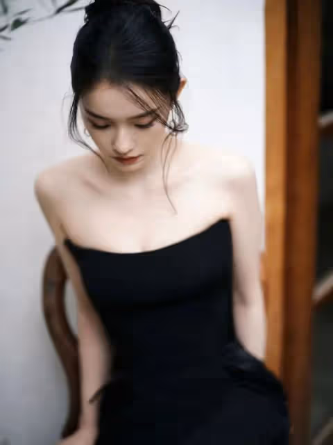 林允曬美照,一襲黑色抹胸長裙展現完美身姿,皮膚白得透亮發光