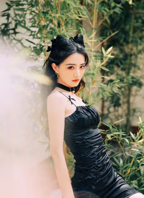 徐璐穿上細肩窄腰的弔帶小黑裙,搭配上雙長靴,展現完美的腿型