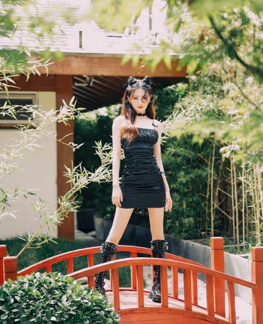 徐璐穿上細肩窄腰的弔帶小黑裙,搭配上雙長靴,展現完美的腿型