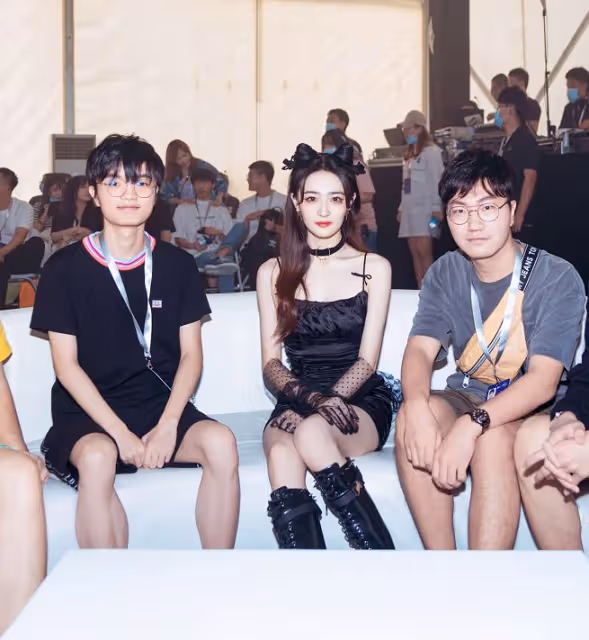 徐璐穿上細肩窄腰的弔帶小黑裙,搭配上雙長靴,展現完美的腿型