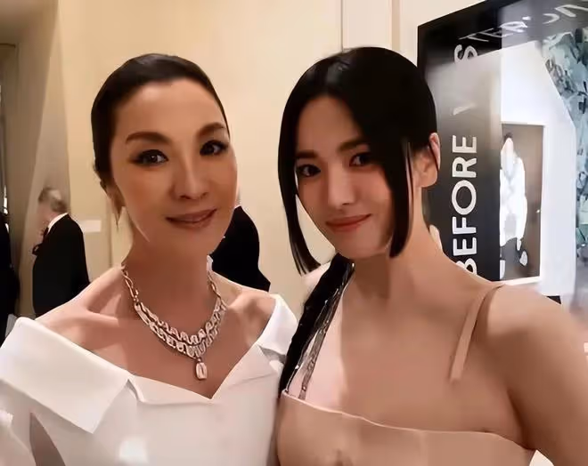 宋慧喬放開了束縛?穿低胸裙+睡衣裙,展現出女人味十足的一面