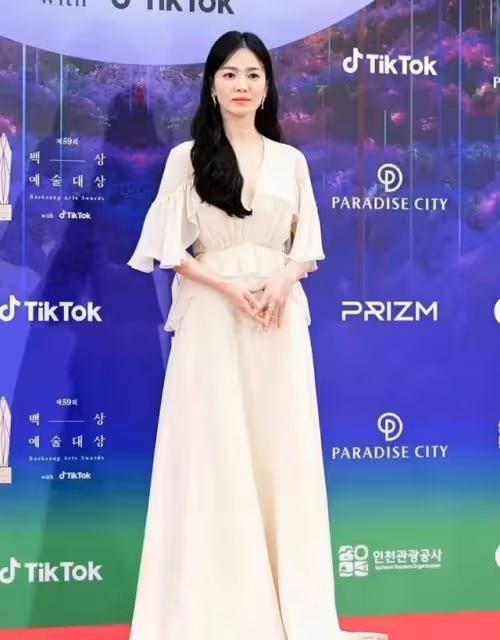 宋慧喬放開了束縛?穿低胸裙+睡衣裙,展現出女人味十足的一面