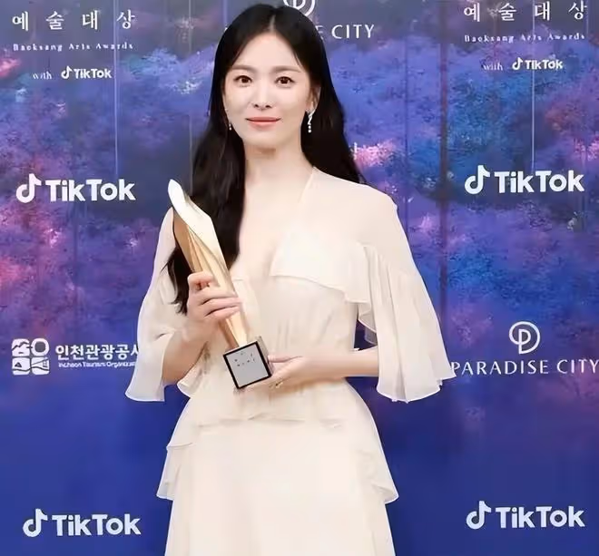 宋慧喬放開了束縛?穿低胸裙+睡衣裙,展現出女人味十足的一面