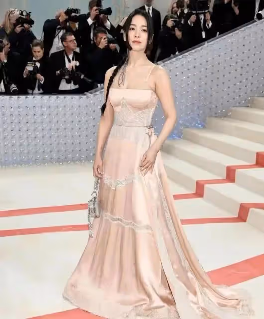 宋慧喬放開了束縛?穿低胸裙+睡衣裙,展現出女人味十足的一面