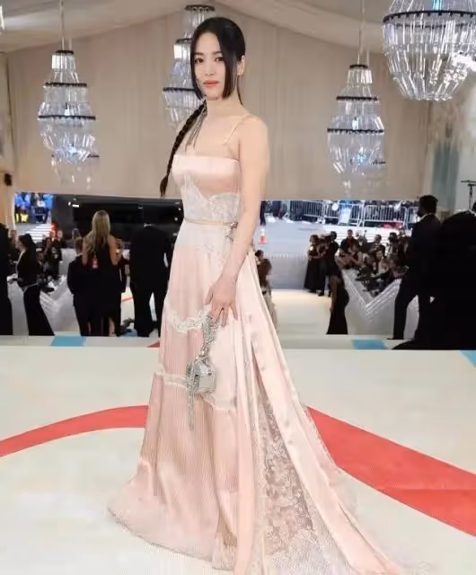 宋慧喬放開了束縛?穿低胸裙+睡衣裙,展現出女人味十足的一面