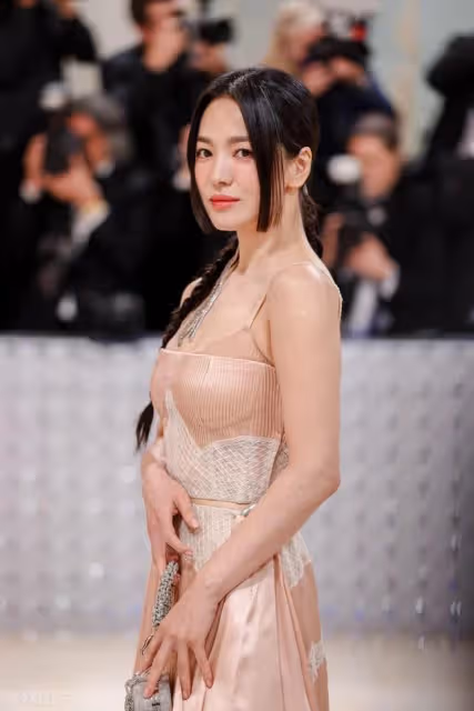宋慧喬放開了束縛?穿低胸裙+睡衣裙,展現出女人味十足的一面