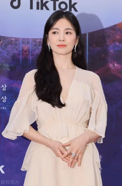宋慧喬放開了束縛?穿低胸裙+睡衣裙,展現出女人味十足的一面