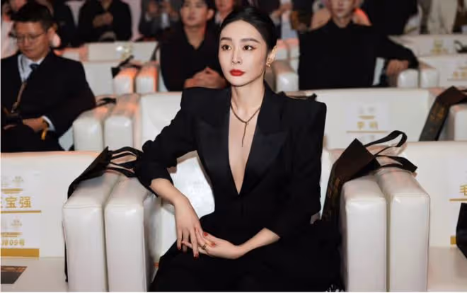 大嫂高葉真空西裝造型,豐滿的身材和前凸後翹的魅力征服了無數人